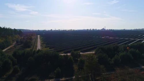 Luftaufnahmen von Drohne. Flug über Solarpanel-Farm. Erneuerbare grüne alternative Energie