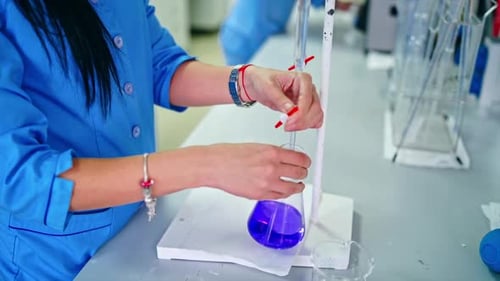 Ouvriers d'usines pharmaceutiques. Technicien inspectant la qualité des pilules dans une usine pharmaceutique