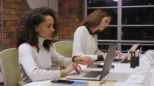 Deux femmes d'affaires créatives travaillant dans un bureau moderne
