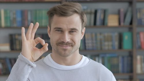 Okay Zeichen von einem zufriedenen erwachsenen Mann