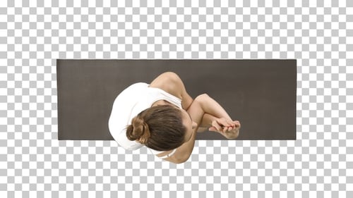 Belle jeune femme faisant de l'exercice de yoga pour les chevilles et les mollets,