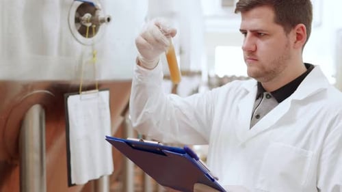 Un technologue d'une brasserie effectue un contrôle qualité