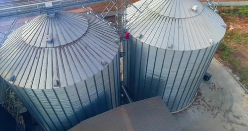 Élévateurs à grains spéciaux pour le stockage des récoltes. Pont métallique depuis le toit d'un réservoir métallique. Vue d'en haut.