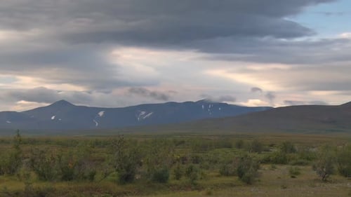 Wolken bewegen sich schnell über Berg