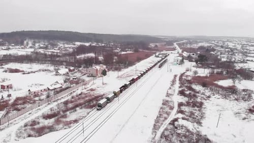 Eisenbahnstraße mit Güterzügen