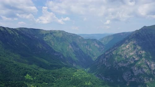 Montañas en el parque Durmitor Montenegro Timelapse