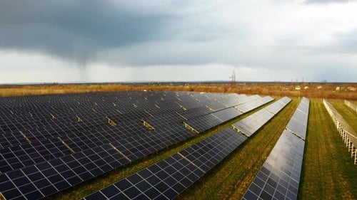 Energia renovável da Finlândia. Estação de energia solar Flyover. Vista aérea superior dos painéis solares.