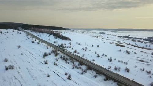 Ein Auto auf der winterlichen Landstraße