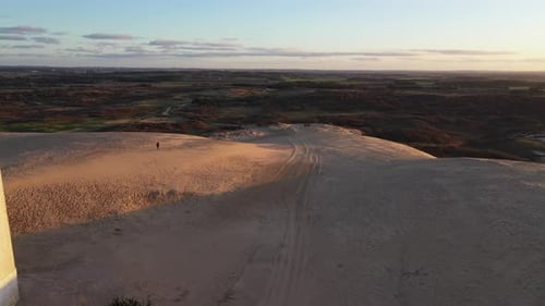 Vol de Drone au-dessus du phare et du paysage de Rubjerg Knude