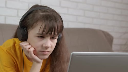Bleiben Sie mit Kopfhörern im Internet