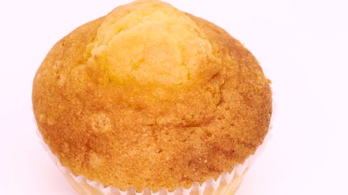 Einfacher, gesunder und traditioneller Muffin, frisch gebacken, Makroaufnahme in 4k. Spanische Bäckerei.