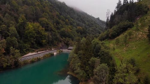 Vue Incroyable Sur Les Montagnes Et Le Lac Turquoise De Klammsee À Kaprum En Autriche - Vue Aérienne Montante