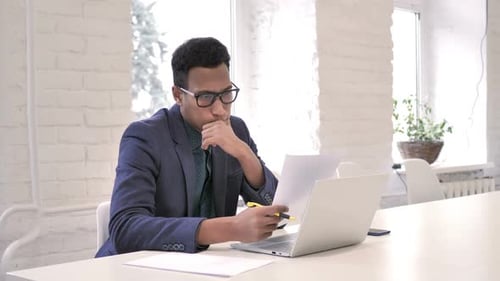 Nachdenkliches junges Mädchen liest Dokumente Brainstorming