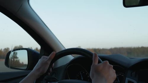Der Weg zum Erfolg Ein Fahrer auf einer Straße zur Sonne