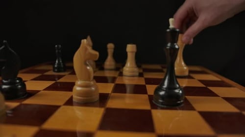 Der Schachspieler Schachmatt mit der weißen Königin zum schwarzen König
