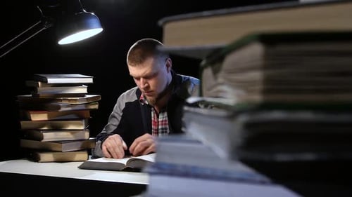 Der Mensch findet Informationen, die gesucht wurden und über die er sich gefreut hat Schwarzer Hintergrund