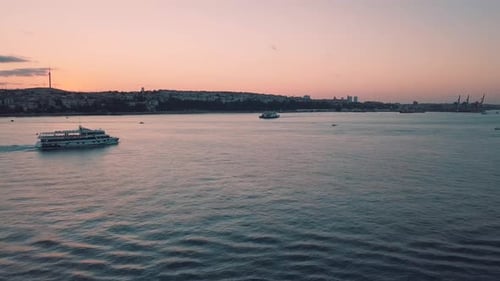 Luftverfolgung eines Kreuzfahrtschiffes im Istanbuler Bosporus
