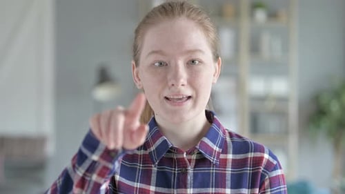 Mujer joven pidiendo venir con la mano gesto