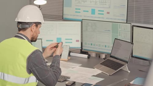Wirtschaftsingenieur arbeitet mit Technologieprogrammen im Büro