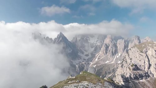 Aerial Man Wanderer vor dem Cadini-Berg in den Dolomiten Italien