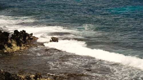 Rocky Beach auf einer tropischen Insel. Philippinen, Siargao