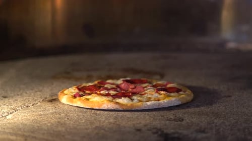 La pizza caliente se está horneando