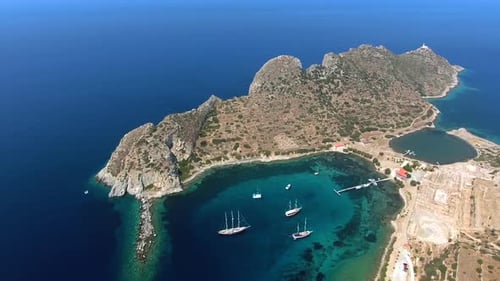 Péninsule de Rocky Hill et voiliers blancs dans la marina naturelle