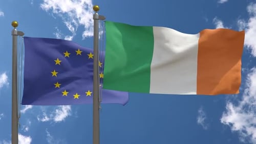 Bandera de la Unión Europea contra la bandera de Irlanda en asta de bandera