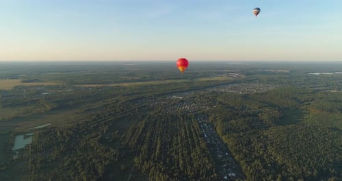 Globos aerostáticos en el cielo