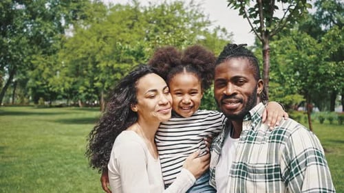 Jeune couple africain heureux en riant parents passant du temps ensemble et profitant d'une chaude journée d'été