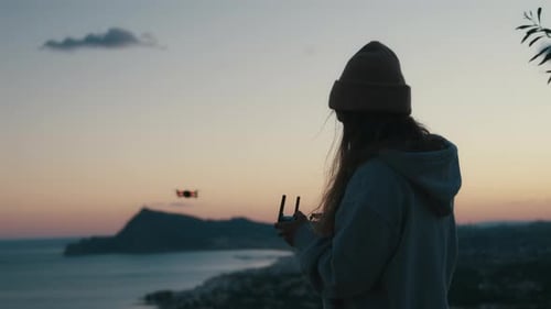Junge Frau benutzt Luftdrohne zum Fotografieren