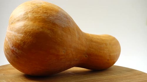 Kürbis auf einem Küchenbrett