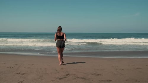 Jogger genießt das Joggen am Ocean Beach