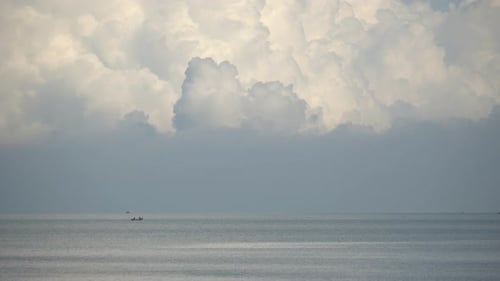 Boot bewegt sich bei bewölktem Tag auf See