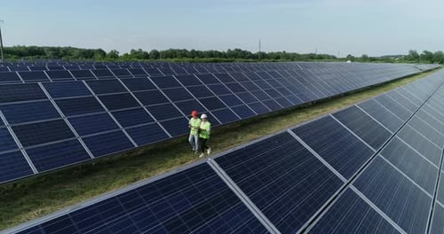 Luftaufnahme der Technik zur Überprüfung der Stromerzeugung von Solarzellenfarmen aus der Sonne