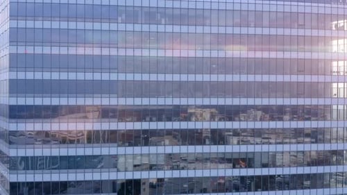 Edificios de oficinas modernos. Vista aérea frente al edificio de oficinas con ventanas reflectantes