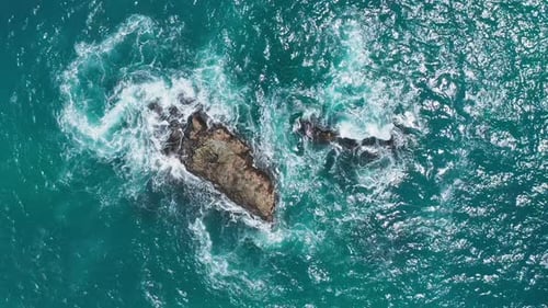 Images aériennes d'arrière-plan des vagues et des falaises pittoresques de l'océan d'un vert profond