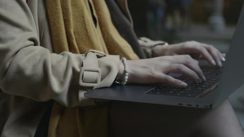 Étudiant utilisant le pavé tactile sur un ordinateur portable à Femme tapant à la main sur ordinateur