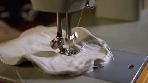 Nähmaschinennadel in Zeitlupe