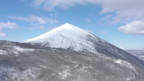 Images de Drone 4K passant au-dessus du mont Rtanj