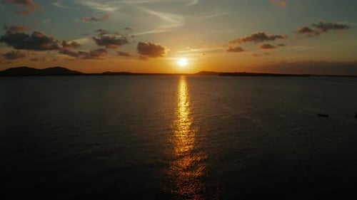 Bunter Sonnenuntergang über tropischen Inseln.