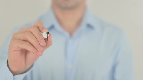 Manage, Mann schreibt auf transparenter Glasscheibe