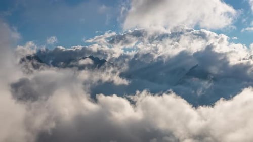 Vista de montañas rodeadas de nubes