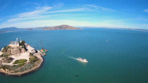 Hubschrauber fliegt über Alcatraz Island San Francisco Bay Area