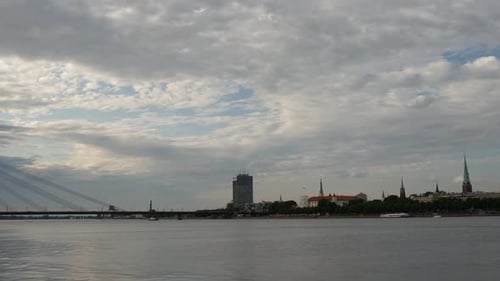 Zeitraffer von der Vanšu-Brücke und dem Fluss Daugava