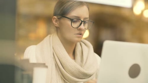 Profil einer schönen Frau, die online arbeitet
