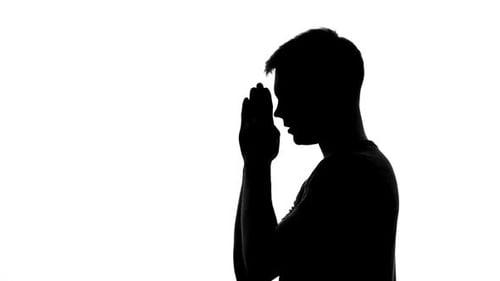 Männliche Silhouette: Beten, Gott um Vergebung bitten, Spirituelles Ritual, Thanksgiving