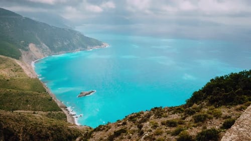 Staubige Wolken bauen sich über der malerischen felsigen Küste auf der Insel Kefalonia auf. Fantastische Landschaft mit