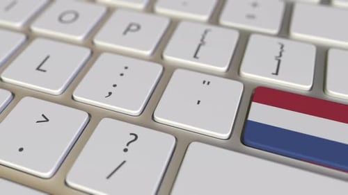 Key with Flag of the Netherlands Switches To Key with Flag of the USA