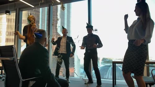 Funcionários felizes comemorando o aniversário do chefe no escritório com Serpentine